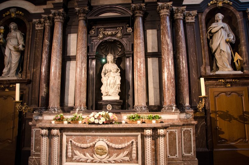 Bruges010413-5006.jpg - "Madonna and Child," sculpture by Michelangelo, 1504-5, Onze-Lieve-Vrouwekerk Church