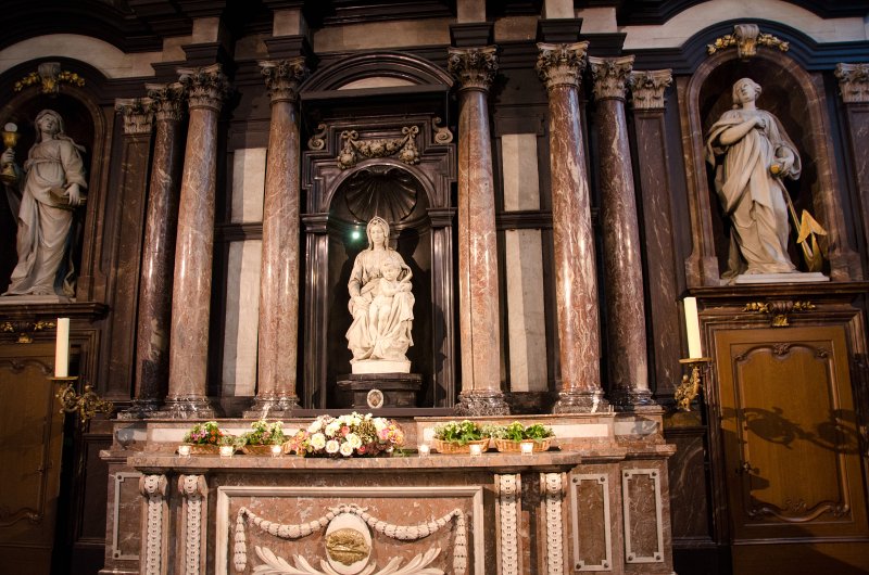 Bruges010413-5007.jpg - "Madonna and Child," sculpture by Michelangelo, 1504-5, Onze-Lieve-Vrouwekerk Church