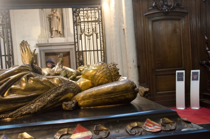 Bruges010413-5016.jpg - 16th century tombs of Mary of Burgundy and Charles the Bold (background), Onze-Lieve-Vrouwekerk Church of Our Lady