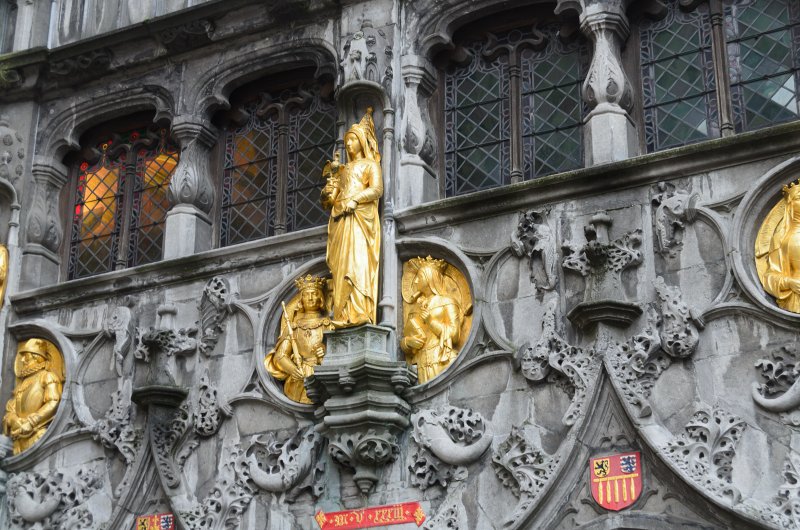 Bruges010413-4929.jpg - Gold Statue at the entrance to the Basilica of the Holy Blood / Heilig Bloed Basiliek