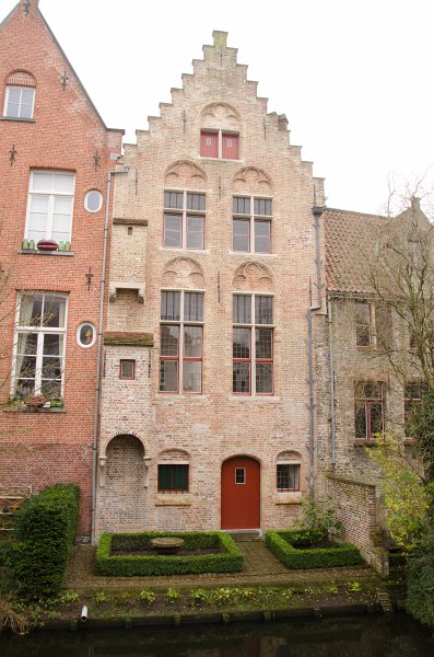 Bruges010413-4952.jpg - House w/red door  on Augustijnenrei canal, view from Pottenmakersstrat