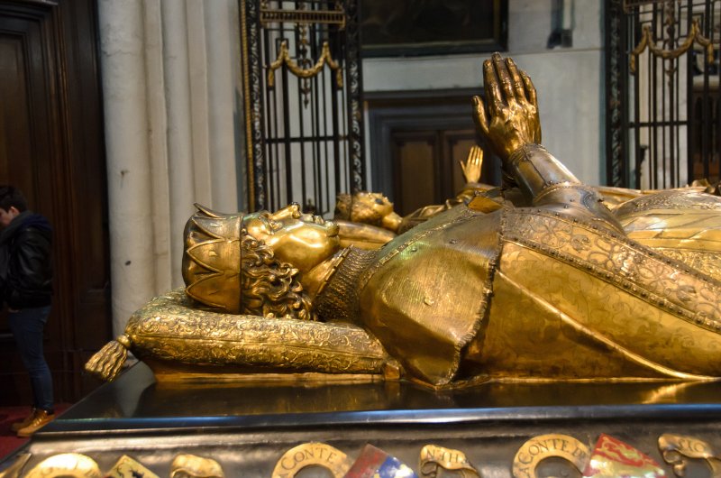 Bruges010413-5015.jpg - 16th century tombs of Mary of Burgundy (background) and Charles the Bold, Onze-Lieve-Vrouwekerk Church of Our Lady