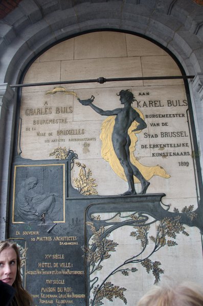 Brussels010213-4673.jpg - "À Charles Buls bourgmestre de la ville de Bruxelles les artistes reconnaissants 1899" plaque on the side of the Maison de l'Étoile Guildhall
