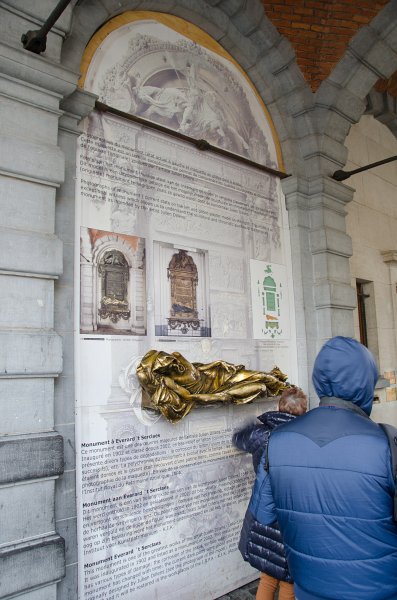 Brussels010213-4675.jpg - Monument to Everard t'Serclaes bas-relief brass made ​​by Julien Dillens in 1902 on the side of the Maison de l'Étoile Guildhall, Grand Place