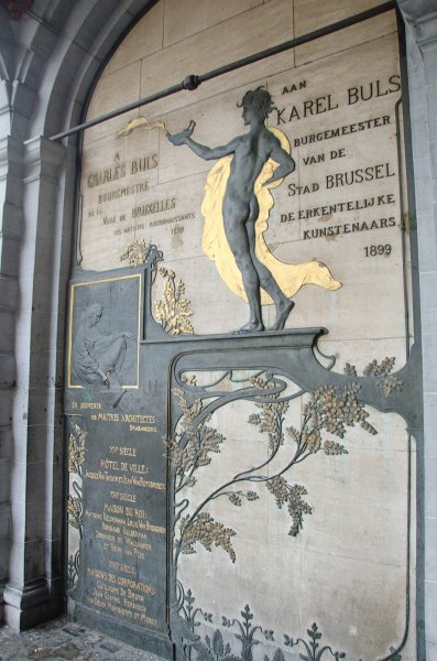 Brussels010213-4676.jpg - "À Charles Buls bourgmestre de la ville de Bruxelles les artistes reconnaissants 1899" plaque on the side of the Maison de l'Étoile Guildhall