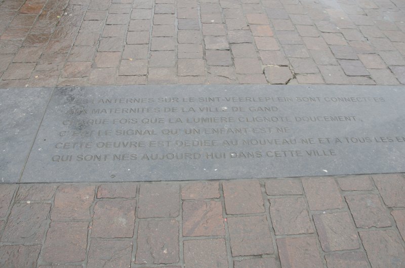 Ghent010513-5093.jpg - Les Lanternes sur le sint-Veerleplein sont connectees aux maternites de la ville de Gand. Chaque fois que la lumiere clignote doucement, C'est le signal qu'un enfant est ne, cette oeuvre est dediee au nouveau-ne et a tous les enfant qui sont nes aujourd'hui dans cette ville.