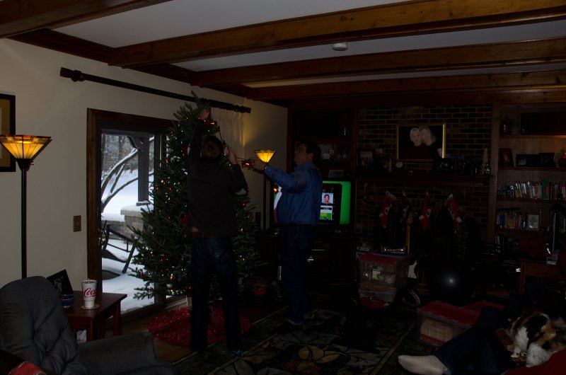 Christmas2013-9711.jpg - Decorating the Christmas Tree