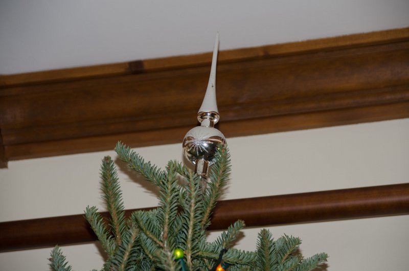 Christmas2013-9728.jpg - Decorating the Christmas Tree